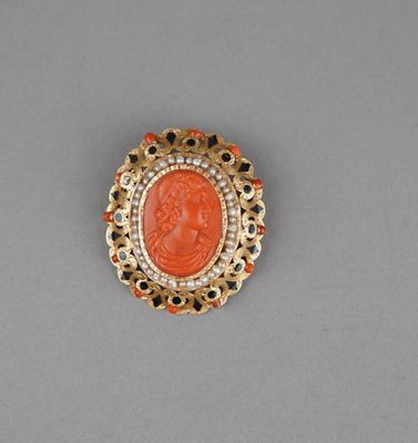 une broche-camée en or et corail, ornée de pierres noires et blanches