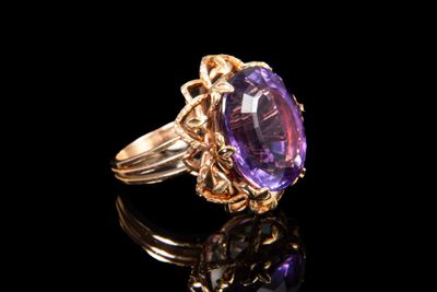 Bague cocktail en or jaune 18K (750/1000) ornée au centre d'une améthy - Photo 1