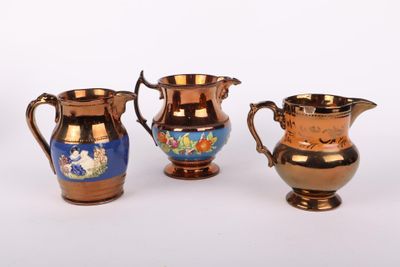 JERSEY Réunion de trois pichets en faïence lustrée