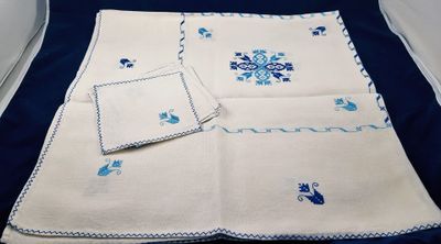des nappes et des serviettes bleues et blanches posées sur une nappe bleue