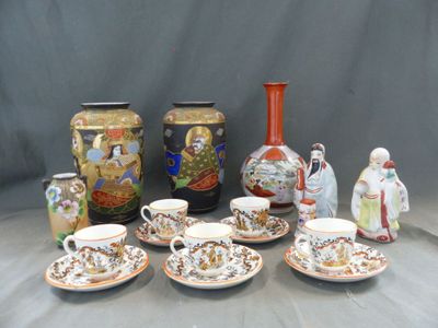 tout un tas de vases et de tasses différents sur la table