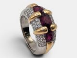 un gros plan d'une bague sertie d'un rubis et de diamants