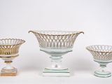 trois vases posés l'un à côté de l'autre sur une table