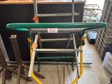 un chariot sur lequel est posée une planche de surf, dans un garage
