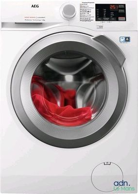 vue de face d'une machine à laver contenant un linge rouge