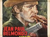une vieille affiche de cinéma représentant un homme tenant un pistolet à la main