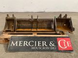 une pancarte sur laquelle on peut lire « Mercier & C.E. » à côté d'une palette en bois
