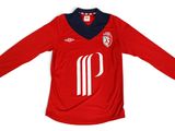 Le t-shirt est rouge et blanc, avec un col noir.