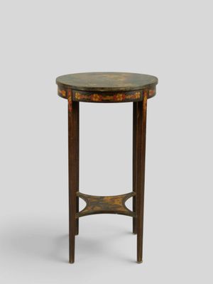 une table ronde avec un plateau en marbre et des pieds en bois