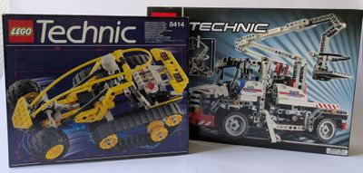 deux boîtes de lego technics sur la table