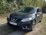 la voiture noire est garée sur le bord de la route