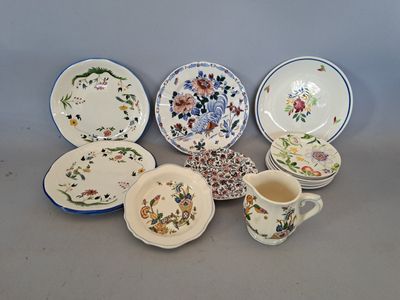de nombreux types d'assiettes et de tasses sur la table