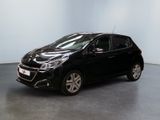 la petite voiture noire est garée dans une grande pièce