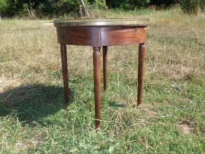 une petite table au milieu d'un champ