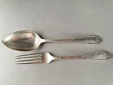 deux cuillères et une fourchette en argent sur une table