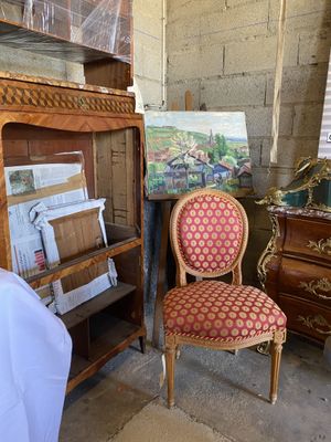 une chaise placée devant une bibliothèque