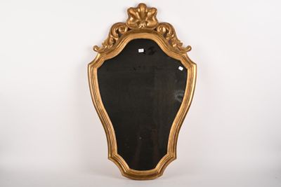 une image d'un miroir encadré d'or sur un mur blanc