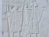 une image représentant un relief en pierre représentant un homme et une femme