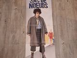 une affiche représentant un homme en manteau, allongé par terre