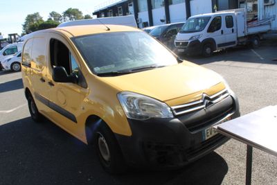 une camionnette jaune garée dans un parking