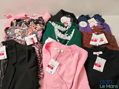 un tas de vêtements posés sur une table