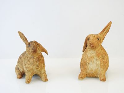 LA BORNE : Deux lièvres. Sculptures en grès, la queue émaill…