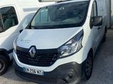 deux camionnettes blanches garées l'une à côté de l'autre dans un parking