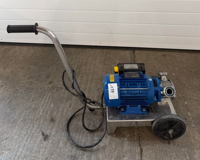 une machine bleue posée sur le sol