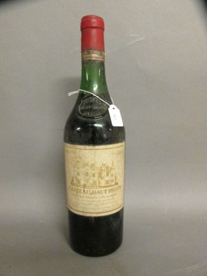 une bouteille de vin posée sur une table