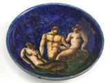 un bol bleu sur lequel sont représentés trois hommes assis