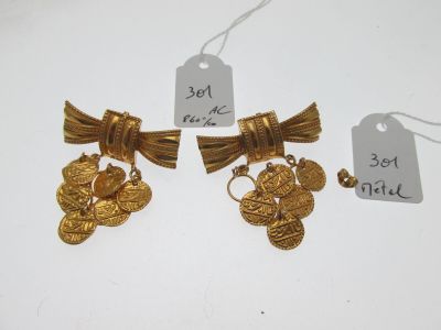 deux paires de boucles d'oreilles dorées ornées de pompons et de breloques