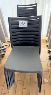 une chaise en plastique sur laquelle est accrochée une étiquette de prix