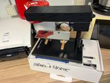 une machine posée sur une boîte