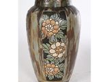 un grand vase orné de fleurs peintes