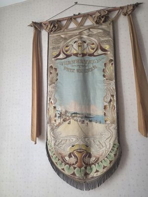 une banderole accrochée au mur d'une pièce