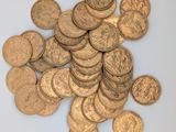 une pile de pièces de monnaie posée sur une table blanche
