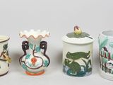 quatre vases différents sont alignés sur une surface blanche