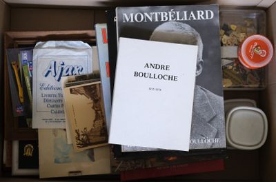 une boîte remplie de livres et une tasse de café