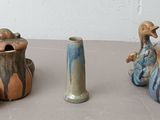 trois vases posés l'un à côté de l'autre sur une table