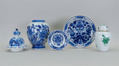 un ensemble de vases bleus et blancs et d'autres objets