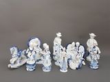 un groupe de figurines assises sur une table