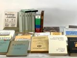 un grand nombre de livres posés sur une table