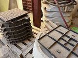 de nombreuses pièces métalliques posées sur une palette à l'extérieur