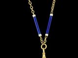 une image représentant un collier doré et bleu orné d'une horloge
