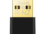 un gros plan d'un adaptateur USB avec une base noire