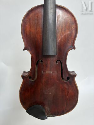 un vieux violon accroché à un mur sur fond blanc