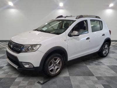 une photo d'une dacia blanche garée sur un sol en damier