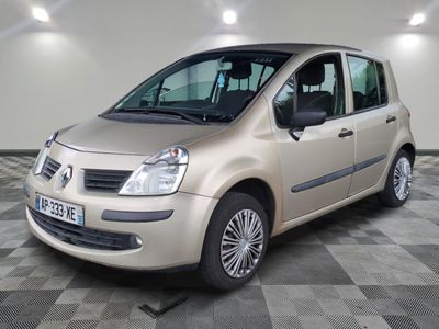 une photo d'une petite voiture beige garée dans un garage