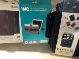 deux paquets d'appareils électroniques posés sur une étagère dans un magasin