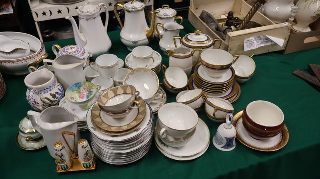 Ensemble de pièces de formes, tasses, sous tasses, déjeuners, ver...